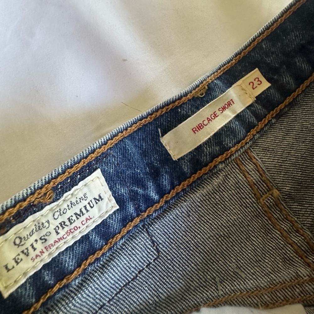 Levi’s Ribcage Shorts - Picture 4 of 4